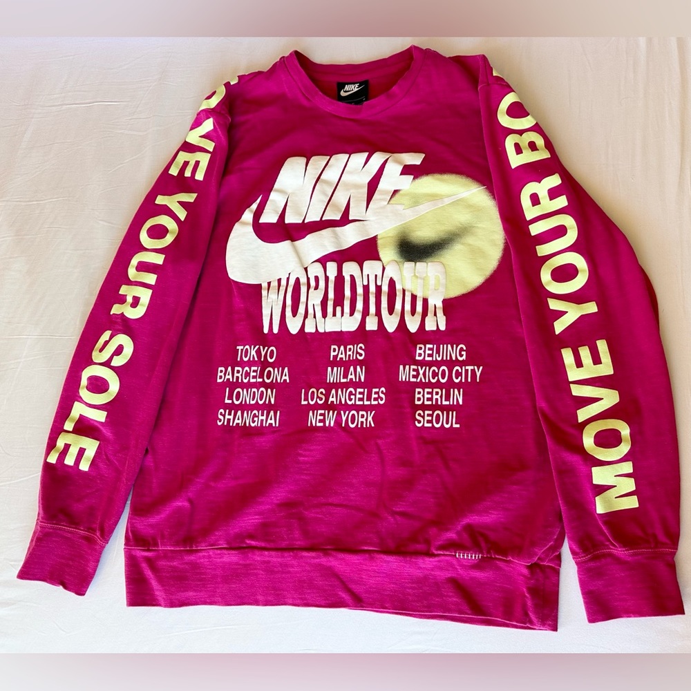 Nike World Tour Crewneck Sweatshirt